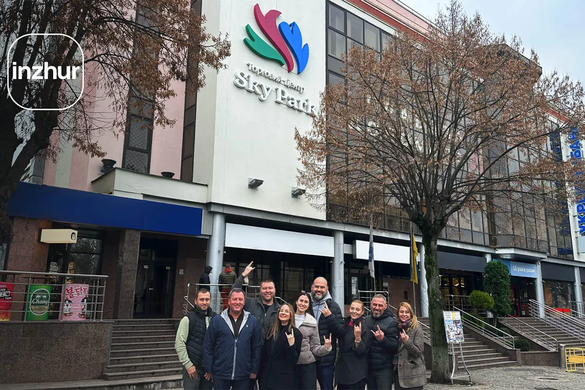 Команда Inzhur біля ТРЦ Sky Park у Вінниці Команда Inzhur біля ТРЦ Sky Park у Вінниці