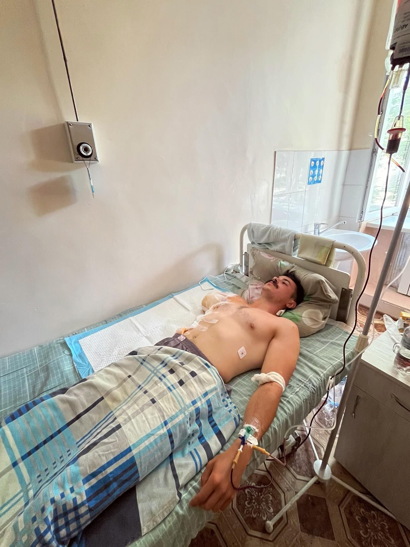 Серед тих хто вижив Ярослав був одним з найважчих поранених Серед тих хто вижив Ярослав був одним з найважчих поранених