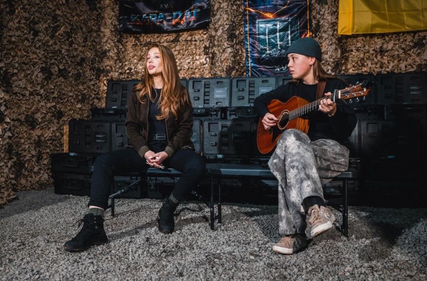 У бліндажах перед військовими Тіна Кароль виступає з гітаристкою Машею, або акапельно