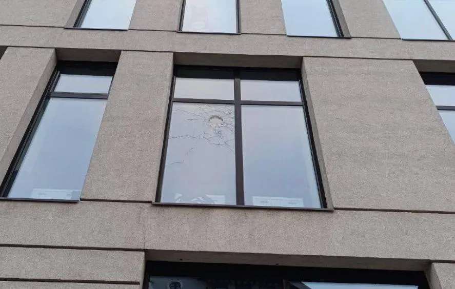 Удар по Дніпру: вулиці всипані шрапнеллю, у центральному парку - збита ракета 1