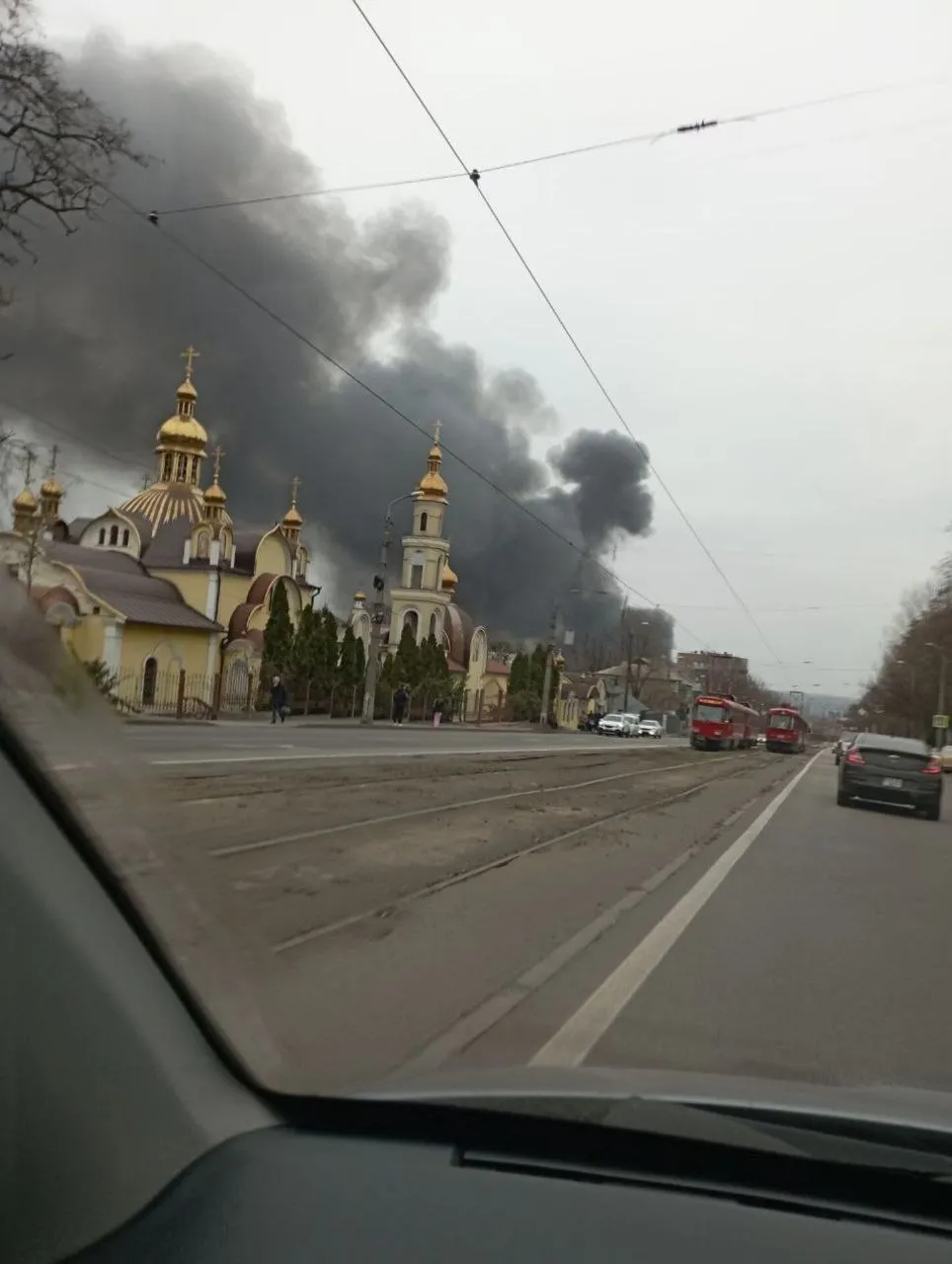 Удар по Дніпру: вулиці всипані шрапнеллю, у центральному парку - збита ракета 5