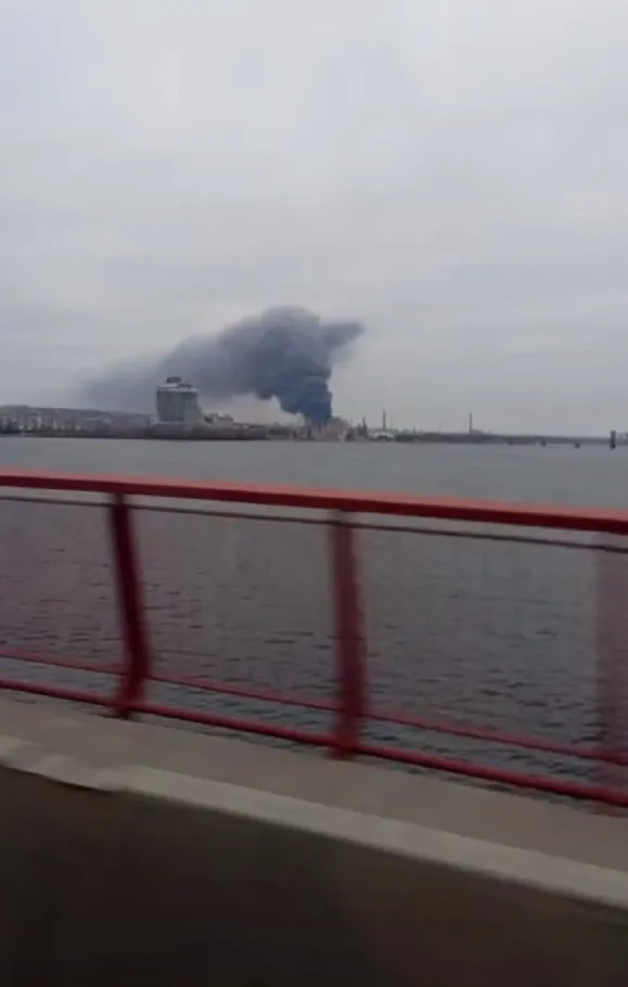 Удар по Дніпру: вулиці всипані шрапнеллю, у центральному парку - збита ракета 4