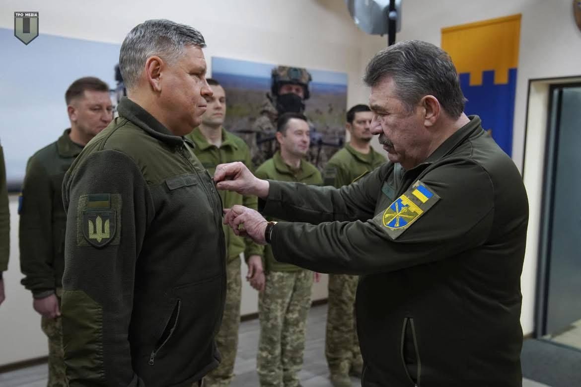 Из-за кучмовского генерала Кузьмука, который первым начал сбивать самолеты РФ, в сети громкий скандал: вручал награды ТРО 1