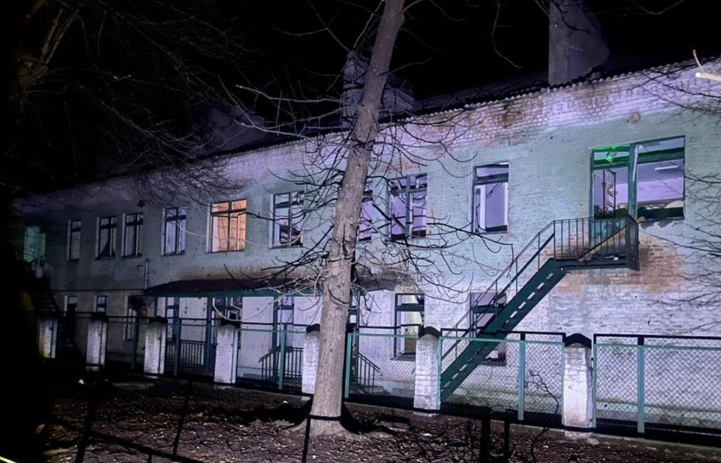 В Чернигове ночью взрыв дрона РФ ранил трех человек и повредил дома 1