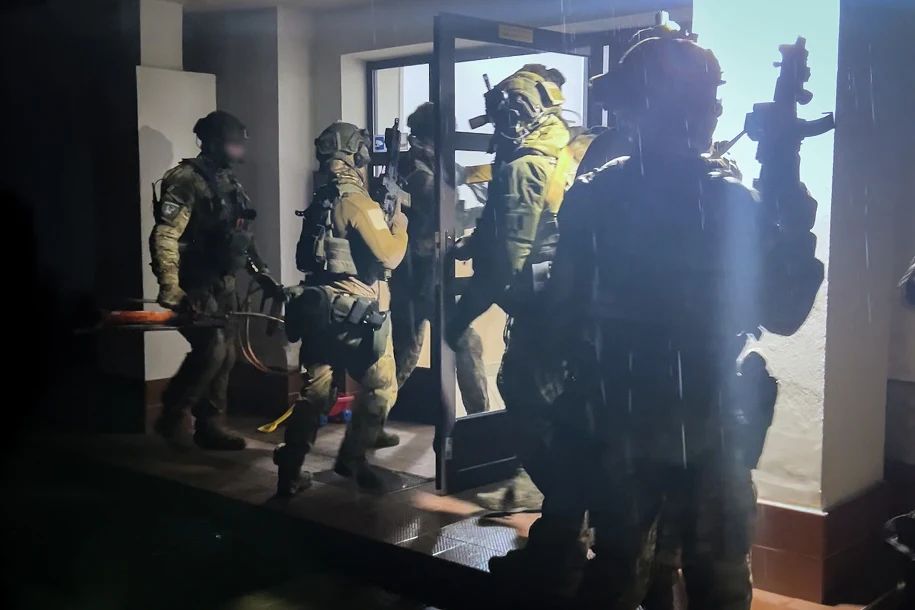 В Польше разоблачили масштабную схему по легализации мигрантов за деньги: среди задержанных есть украинец 1