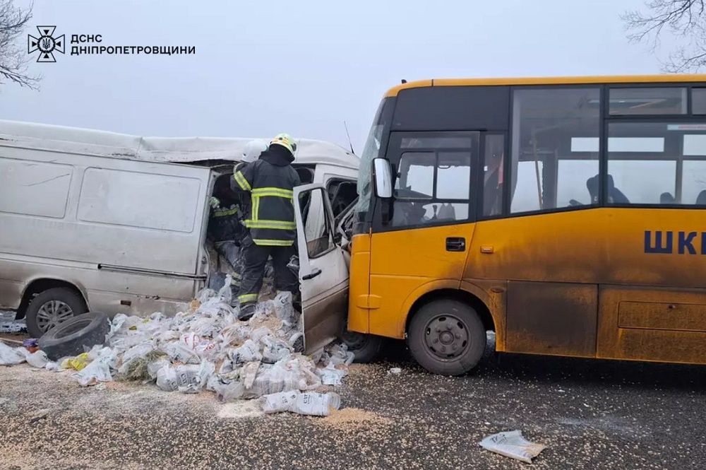 На Дніпропетровщині шкільний автобус зіткнувся з мікроавтобусом: двоє загиблих, семеро травмованих 1