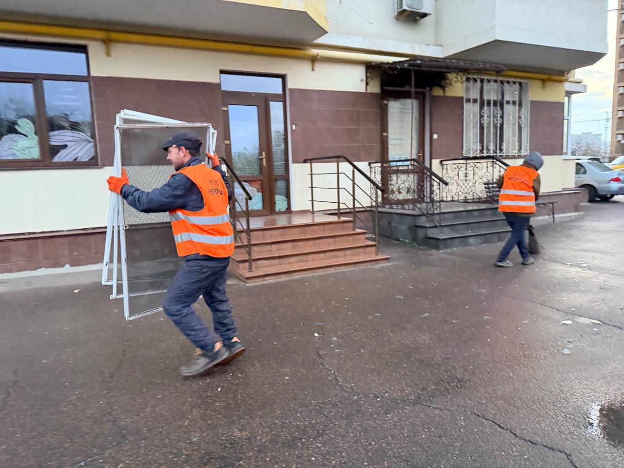 Комунальники прибирають на місці прильотів Комунальники прибирають на місці прильотів