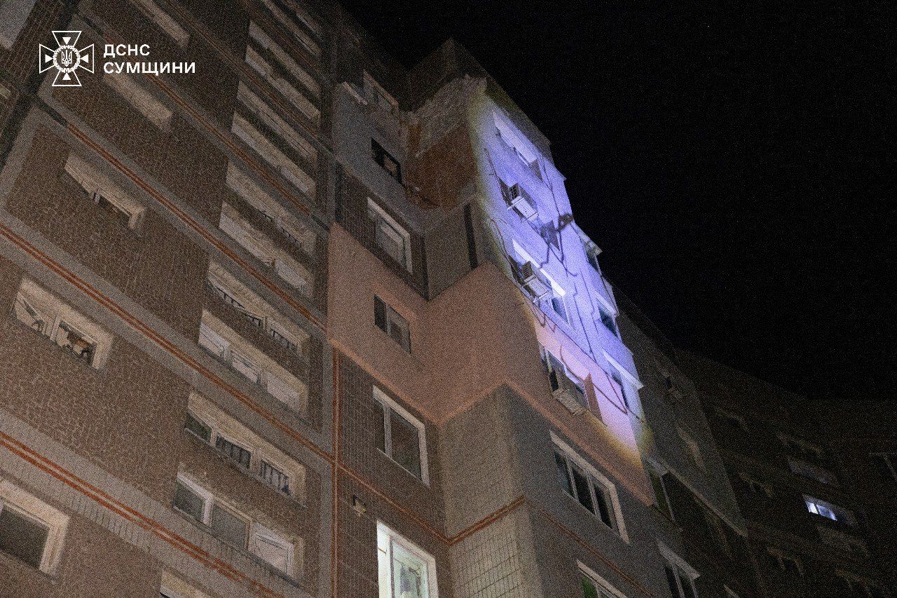 У Сумах російський дрон влучив у багатоповерхівку: у ДСНС розповіли про наслідки 2