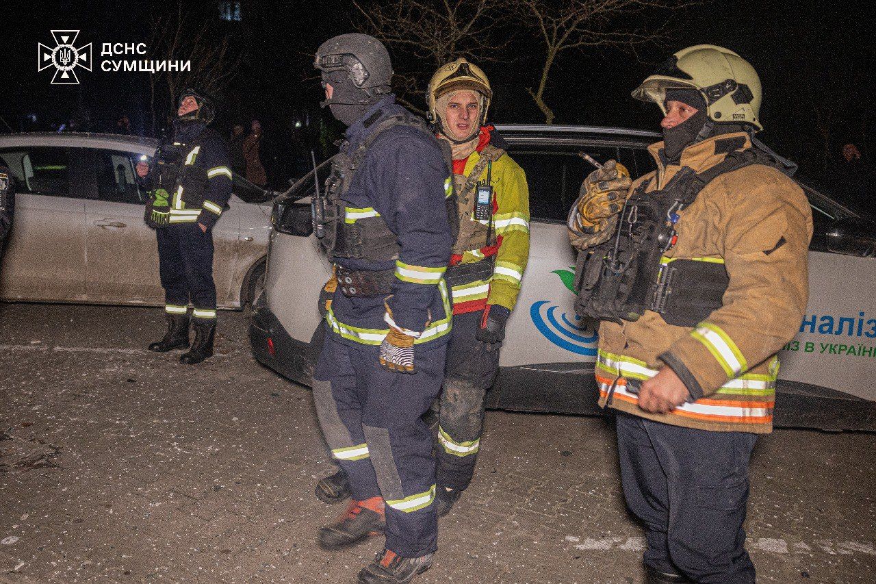 У Сумах російський дрон влучив у багатоповерхівку: у ДСНС розповіли про наслідки 3