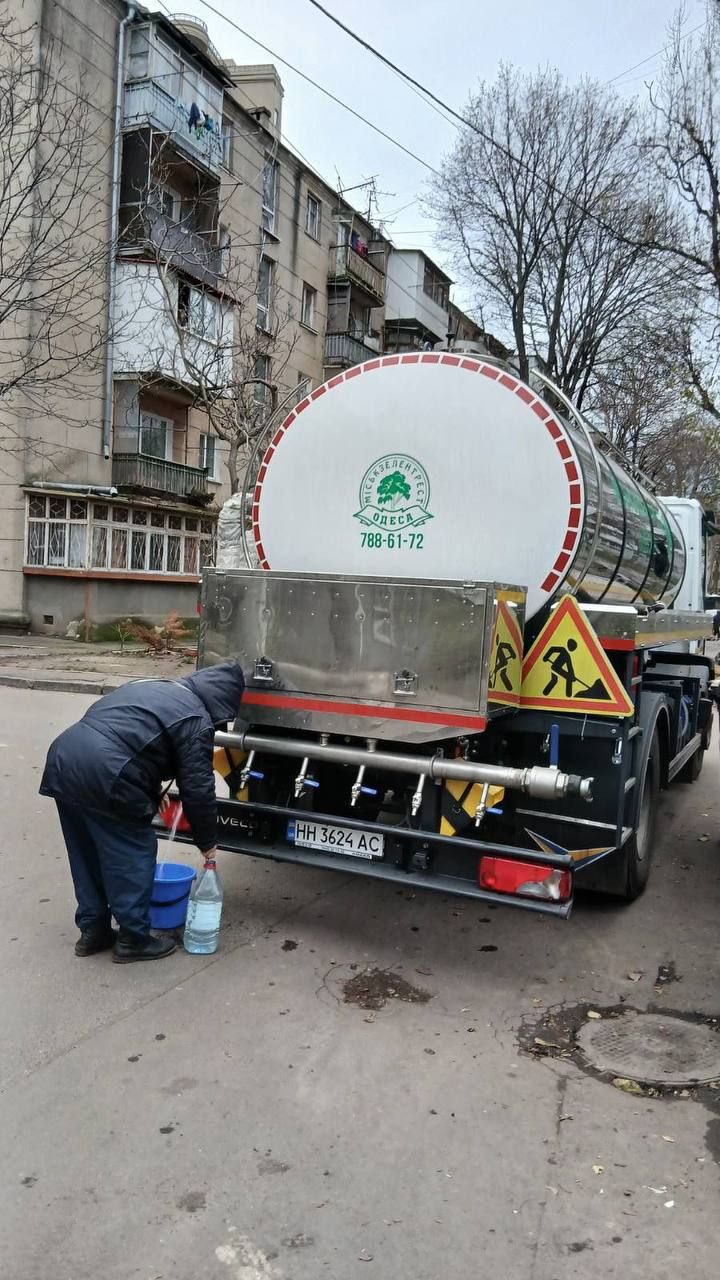 В Одессе света нет вообще, критическая инфраструктура работает на генераторах, пункты подачи воды выглядят так.