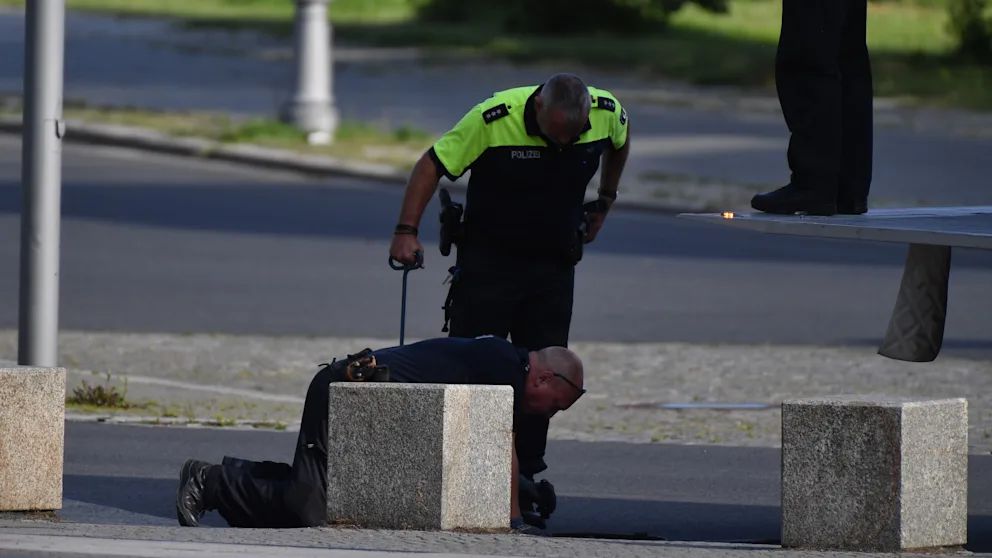 Зеленский в Берлине: немецкие силовики приняли беспрецедентные меры безопасности, центр города перекрыт, всюду снайперы.