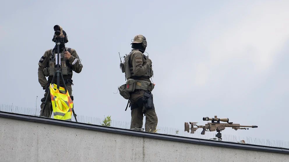 Зеленский в Берлине: немецкие силовики приняли беспрецедентные меры безопасности, центр города перекрыт, всюду снайперы.