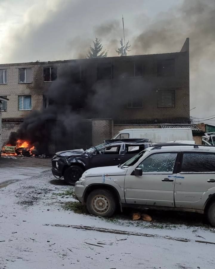 61 удар та 96 вибухів за добу: на Чернігівщині пошкоджені енергообʼєкти, поліція та житлові будинки 1