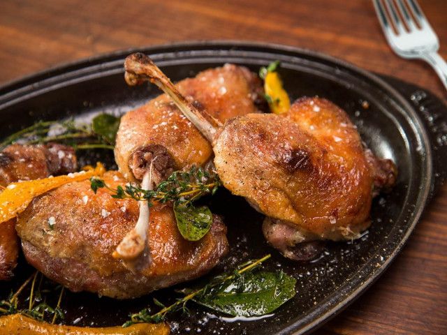 Хрустка скоринка з карамелізацією виходить завдяки додаванню до маринаду меду