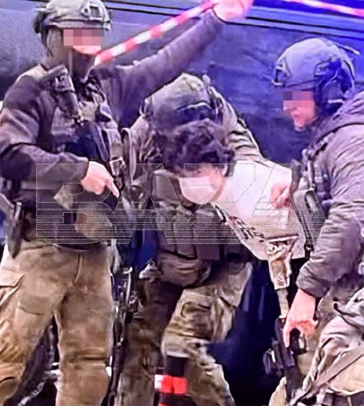 На фото - затримання підлітка, який напав з ножем у на інших у школі На фото - затримання підлітка, який напав з ножем у на інших у школі