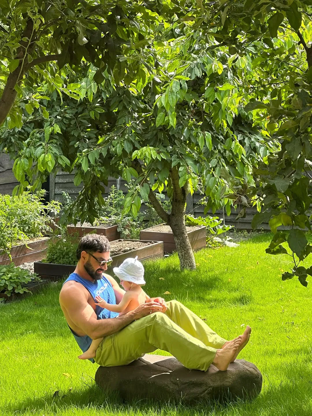 «Моя семья, мой маленький сынок является главной движущей силой и мотивацией делать все и жить каждым днем», - говорит певец.