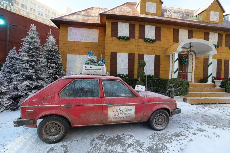 Найбільшу у світі пряничну хатинку внесли до Книги рекордів Гіннеса: Disney витратив на неї три тонни борошна 3