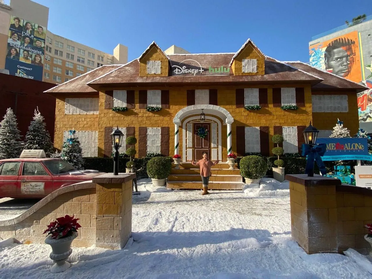 Найбільшу у світі пряничну хатинку внесли до Книги рекордів Гіннеса: Disney витратив на неї три тонни борошна 2