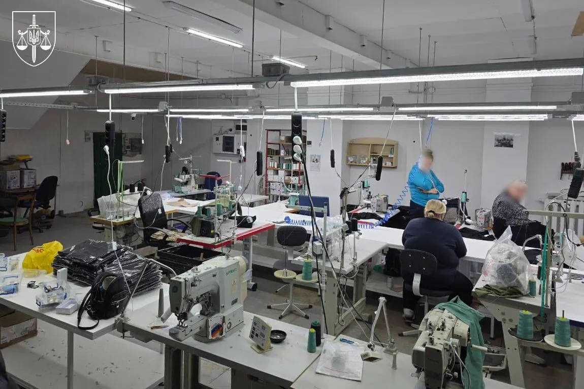 На Львівщині викрили цех, де виготовляли підробки преміального одягу: в Генпрокурорі розповіли деталі 1