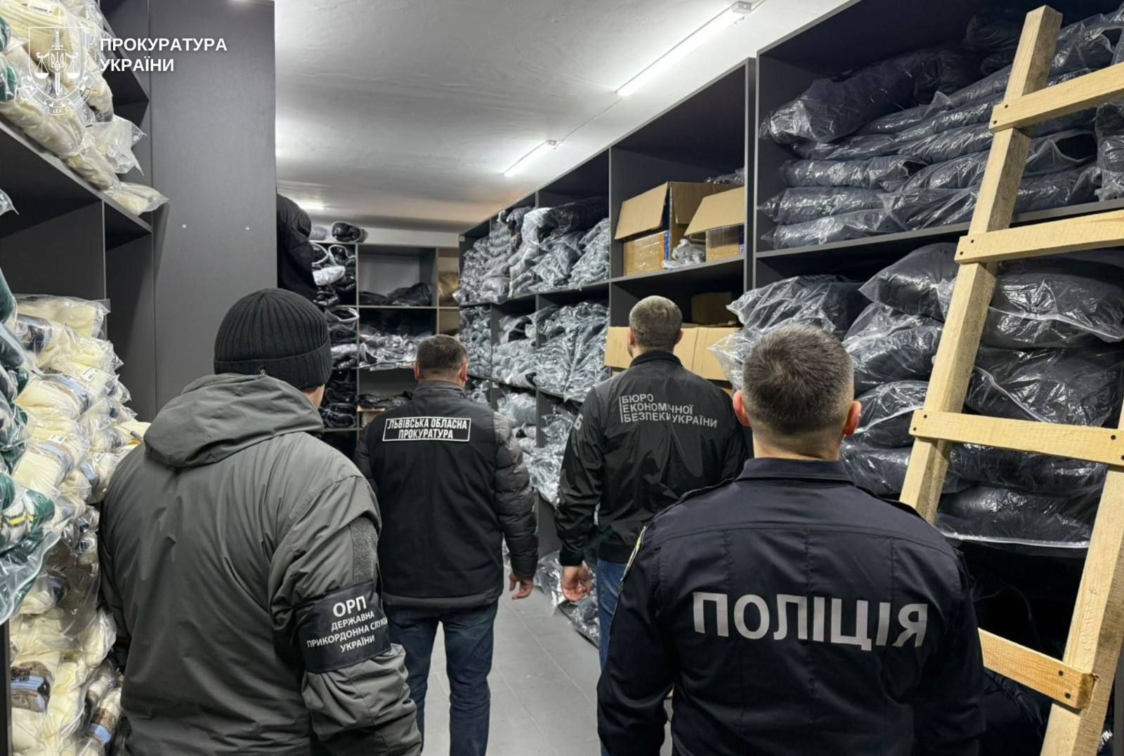 На Львівщині викрили цех, де виготовляли підробки преміального одягу: в Генпрокурорі розповіли деталі 5
