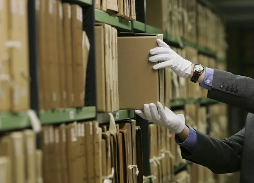 Эти специалисты разбираются в документообороте и истории Эти специалисты разбираются в документообороте и истории