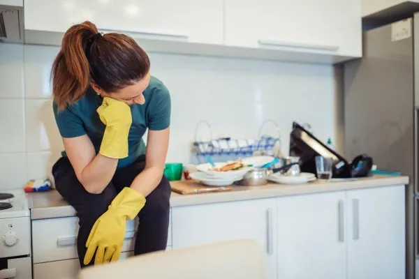 Краще посуд мити образу, не залишаючи його у мийці