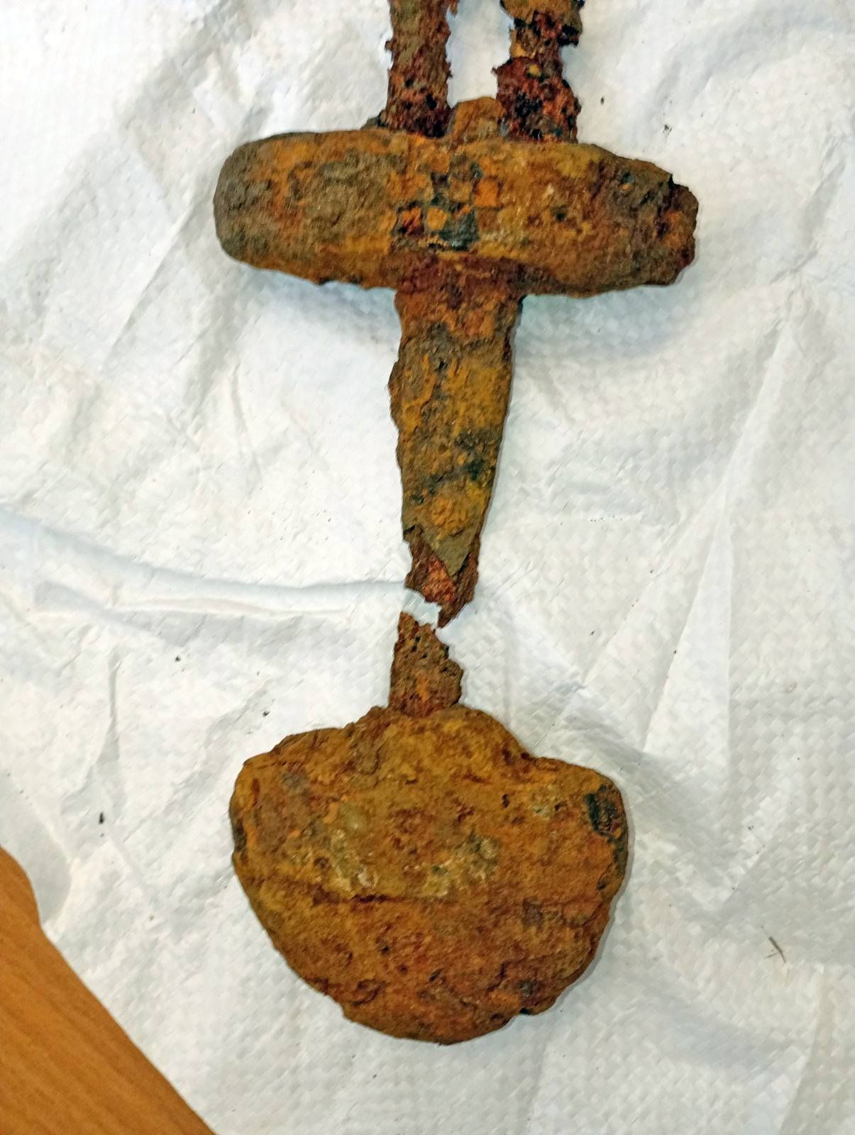 На Житомирщине нашли уникальный меч времен Киевской Руси 2