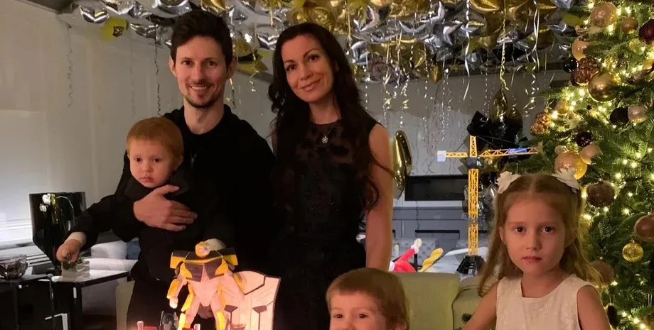 Павло Дуров, його колишня дівчина Ірина Болгар і троє їхніх дітей. Фото: Irina Bolgar/Instagram
