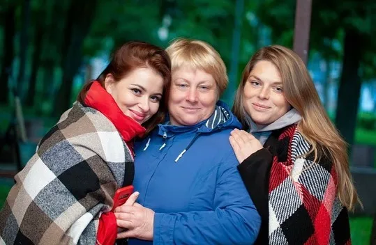 Мати Нелі Шовкопляс готова приїжджати до Києва, щоб допомогти, але залишати своє прифронтове місто не збирається