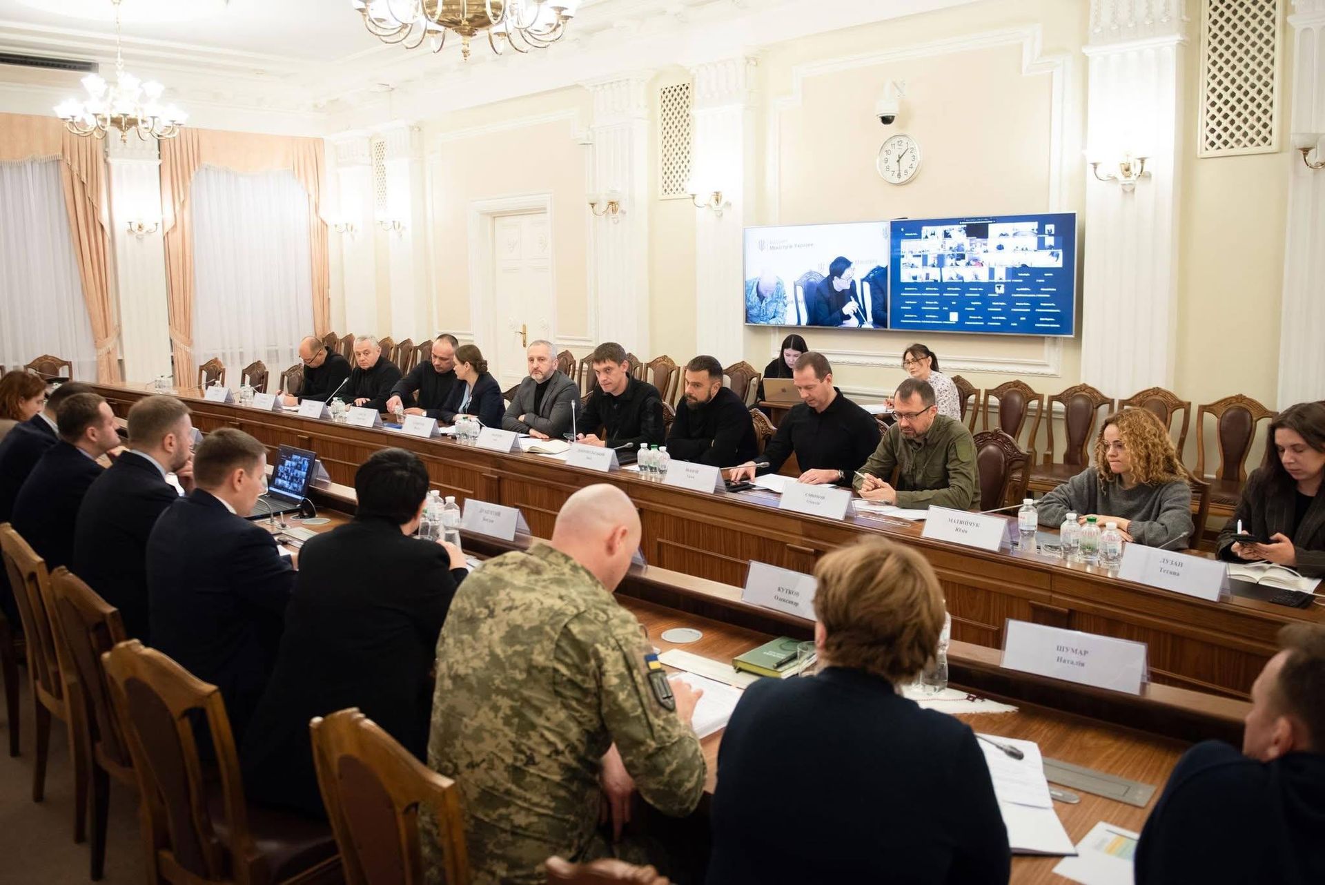 На Донбасі розпочали примусову евакуацію з 19 населених пунктів - Кулеба 1