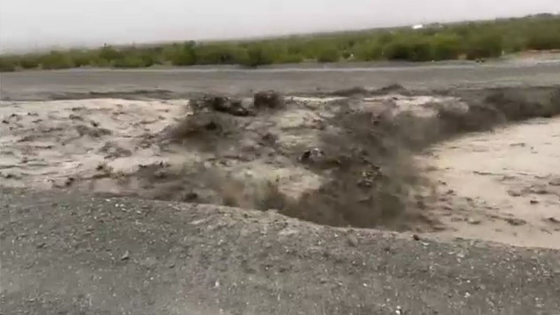 Потоки води заливають дорогу в Каліфорнії через шторм, спричинений атмосферною рікою. Фото: CALFIREBDU