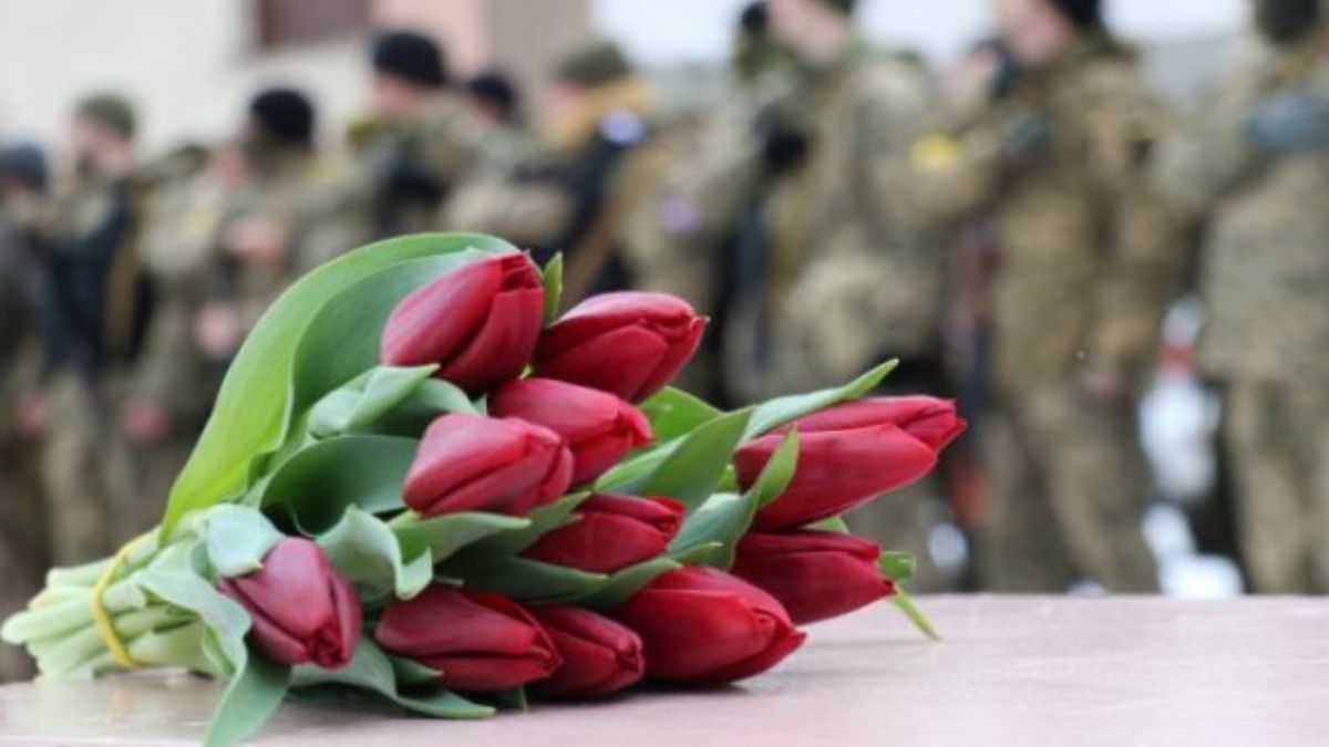 Квітковий онлайн-сервіс вшанував матерів загиблих героїв: як працює ініціатива Flowers.ua