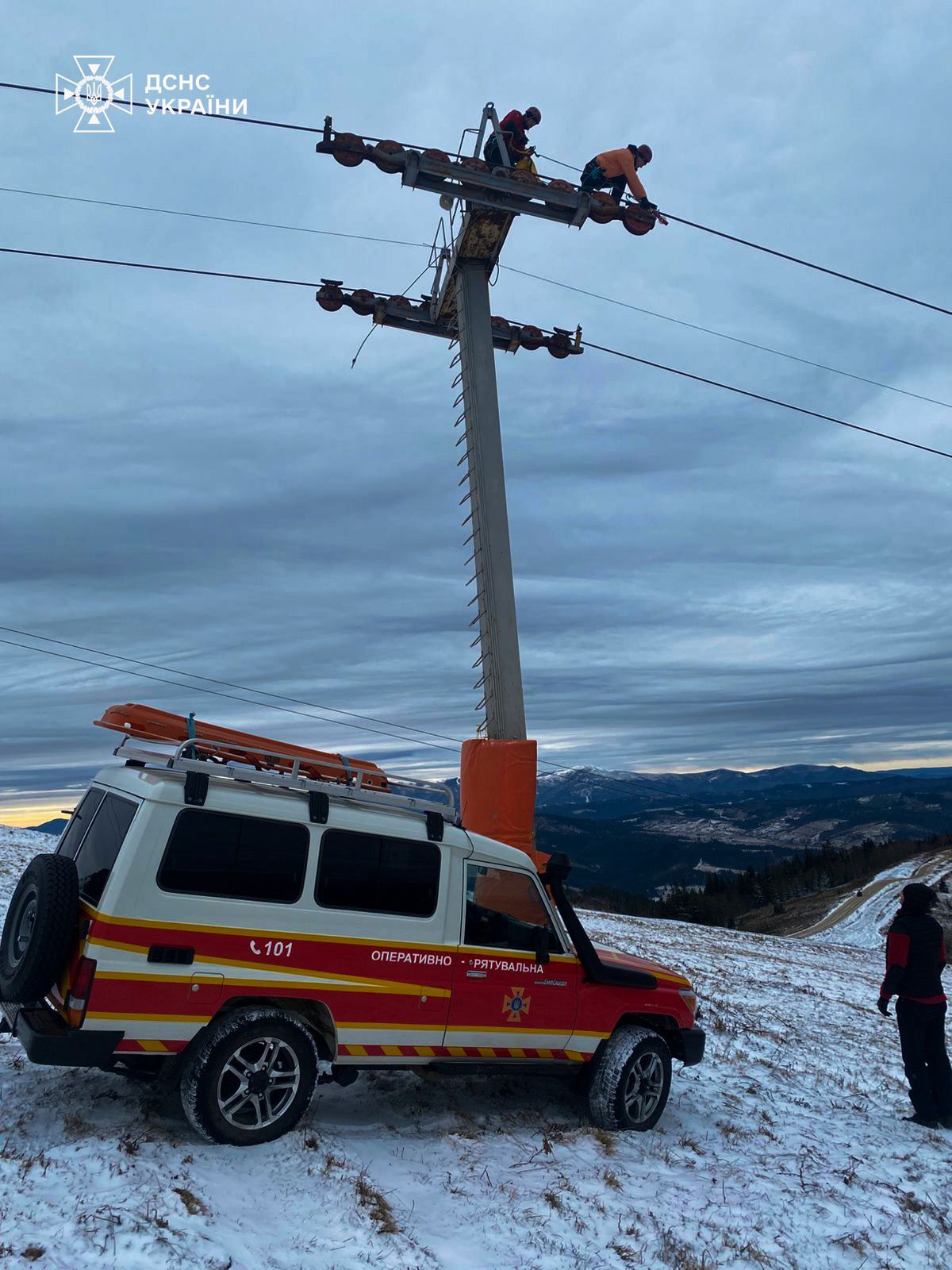 На Львівщині на горі Захар Беркут зупинився підйомник із десятками туристів 1