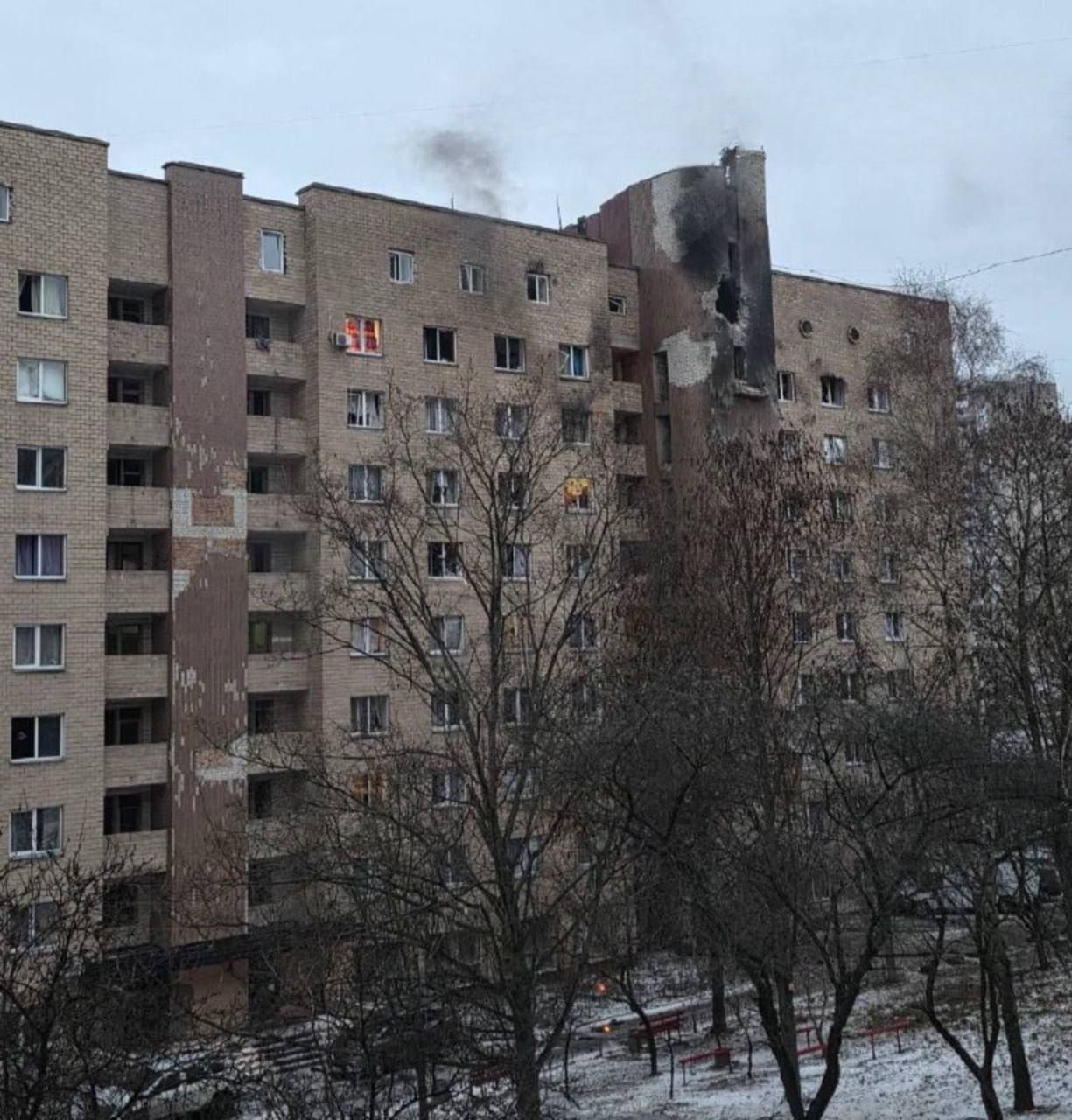 Наслідки ударів по Києву: у столиці палають багатоповерхівки, є поранені, дрон влучив у гуртожиток НАУ 3