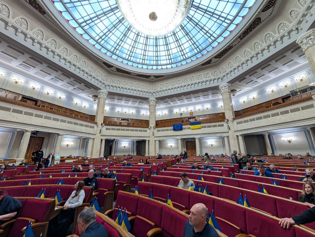 Бояться обшуків чи готуються до Нового року: Безугла показала напівпорожній зал ВР 1