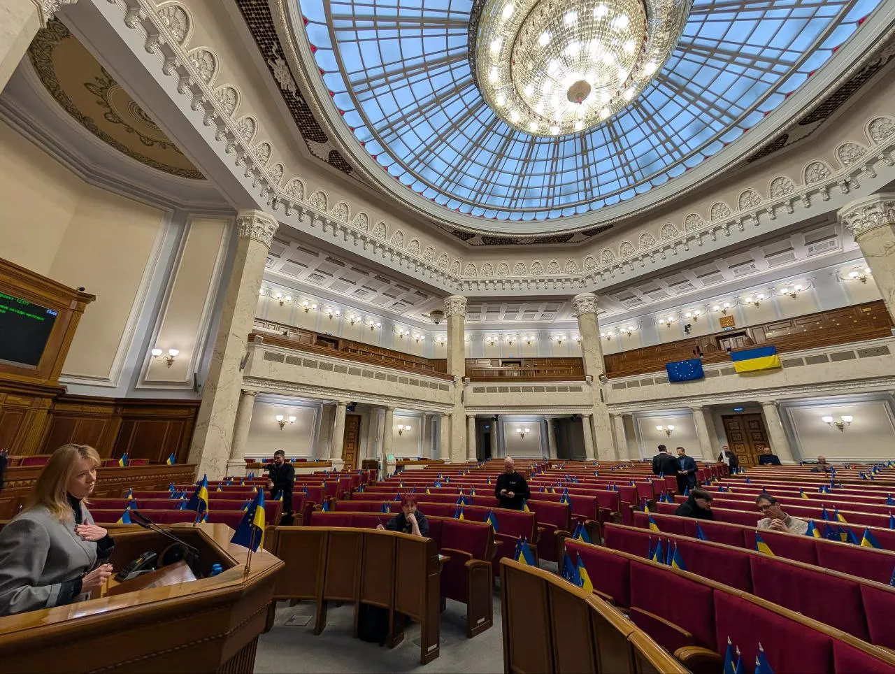 Бояться обшуків чи готуються до Нового року: Безугла показала напівпорожній зал ВР 2