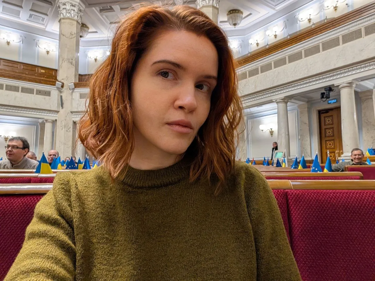 Бояться обшуків чи готуються до Нового року: Безугла показала напівпорожній зал ВР 3