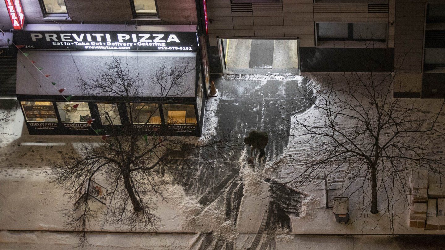 Сніговий шторм вирує по обидва боки Атлантики: у Швеції є загиблі, авіасполучення США паралізоване 5