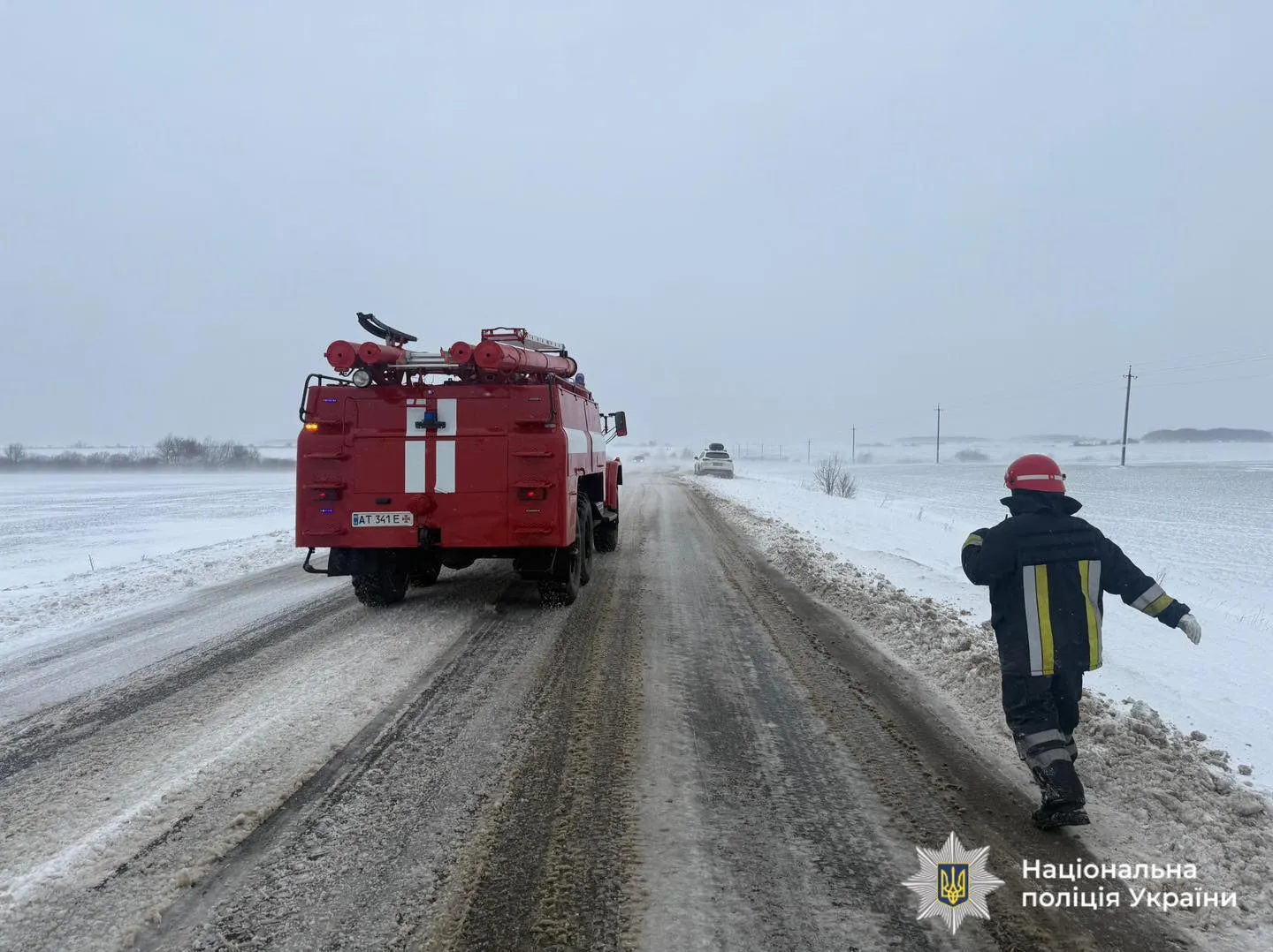 Сніговий шторм лютує Україні: на Прикарпатті перекинувся автобус, один загиблий, серед постраждалих - дитина 2