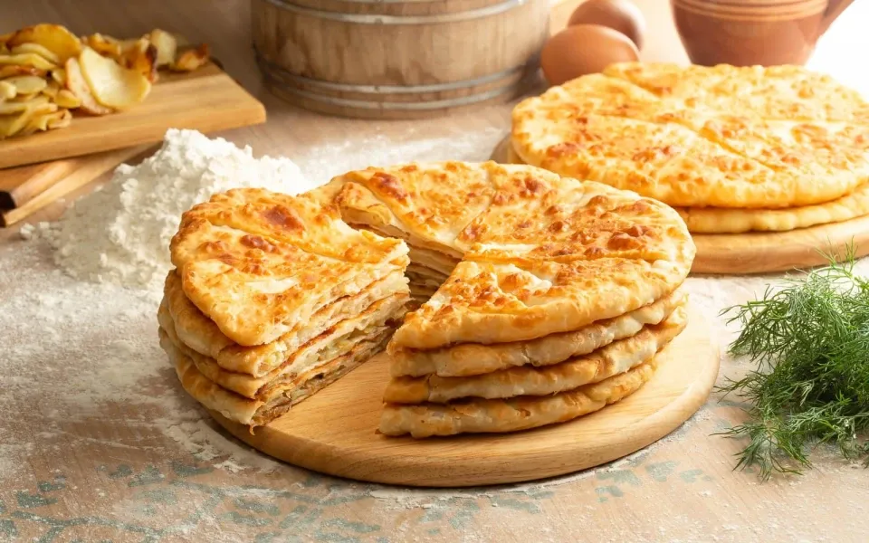 Тесто у плацинд нейтральное по вкусу и очень нежное. Тесто у плацинд нейтральное по вкусу и очень нежное.