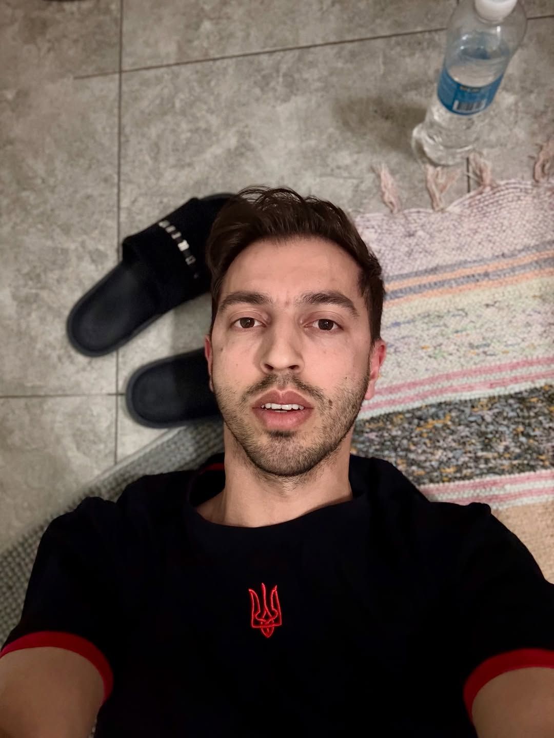 Фото на полу во время ночных обстрелов - на память.