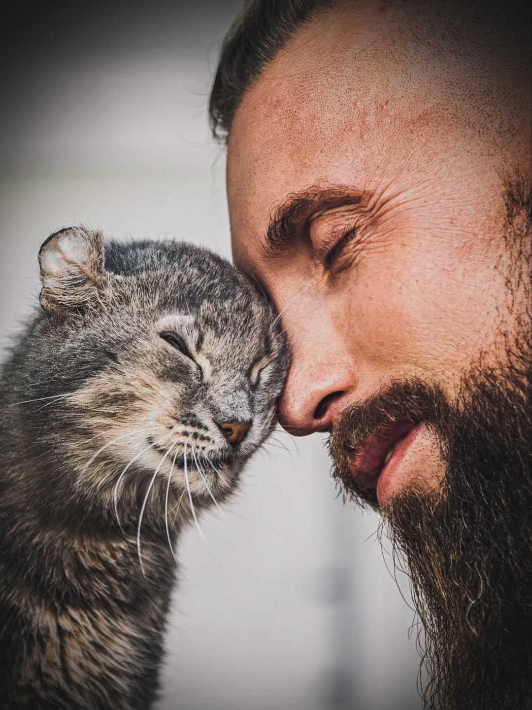 Алексея не зря называют бородатой котомамулей.