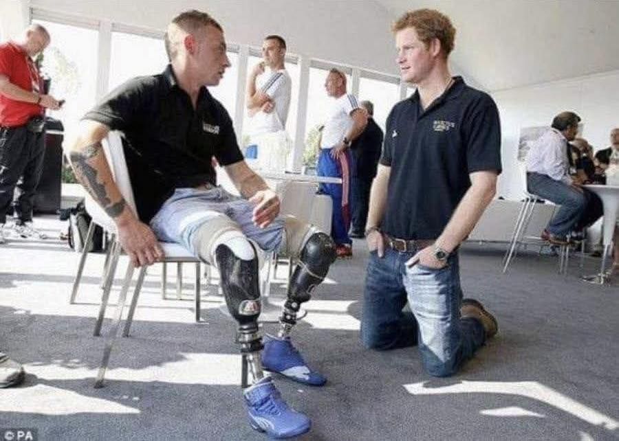 Іноді це фото помилково титрують як момент зустрічі принца Гаррі з героєм ЗСУ. 