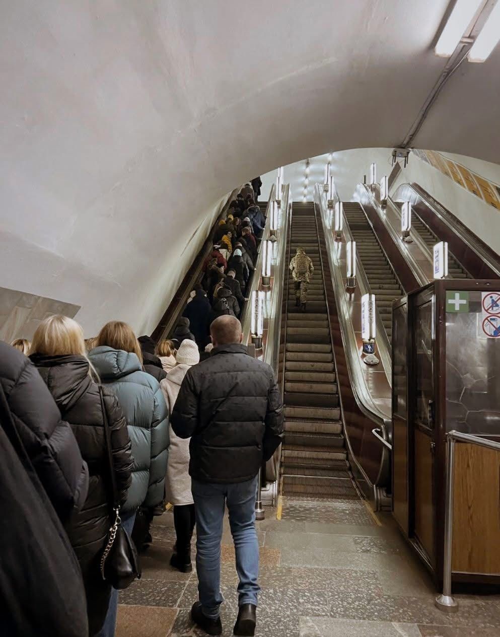 Військовий наодинці долає підйом у метро по вимкненому ескалатору. Фото: Богдан Кудренко. 