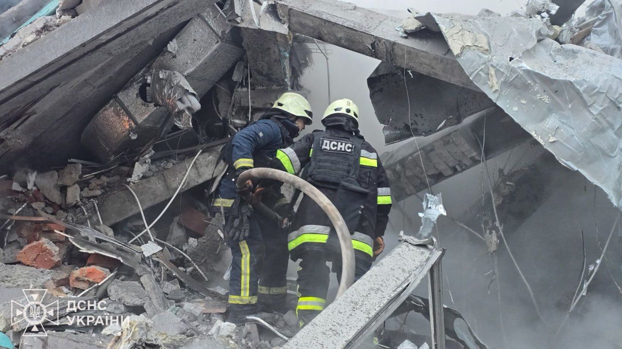 Росіяни вдарили балістикою по багатоповерхівці у центрі Харкова: багато постраждалих, серед них - немовля 8