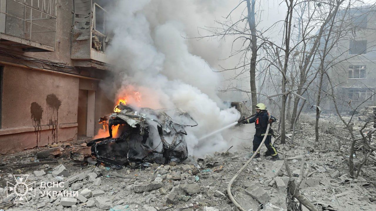 Росіяни вдарили балістикою по багатоповерхівці у центрі Харкова: багато постраждалих, серед них - немовля 7