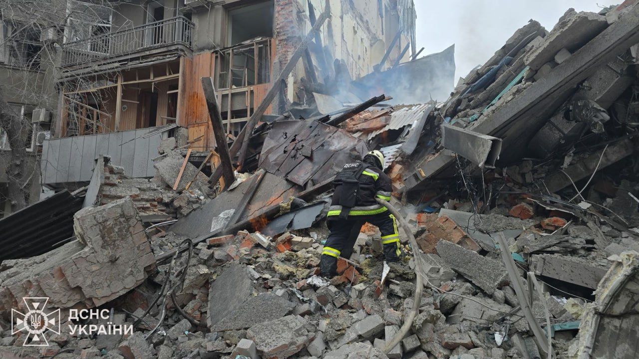 Росіяни вдарили балістикою по багатоповерхівці у центрі Харкова: багато постраждалих, серед них - немовля 6