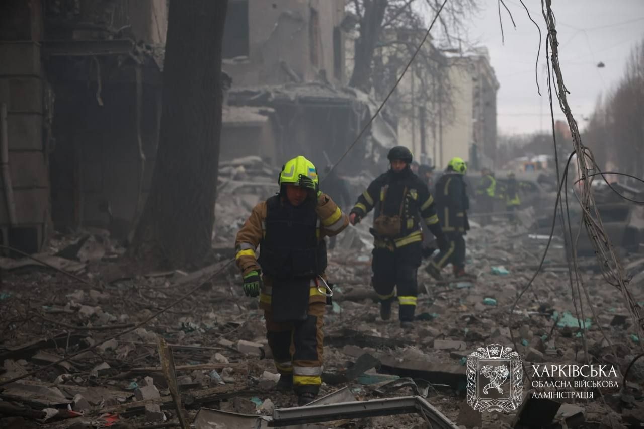 Росіяни вдарили балістикою по багатоповерхівці у центрі Харкова: багато постраждалих, серед них - немовля 3