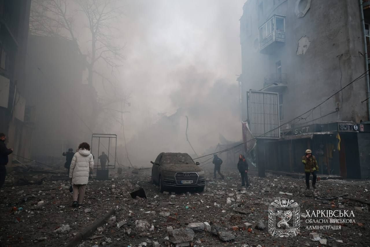 Росіяни вдарили балістикою по багатоповерхівці у центрі Харкова: багато постраждалих, серед них - немовля 2
