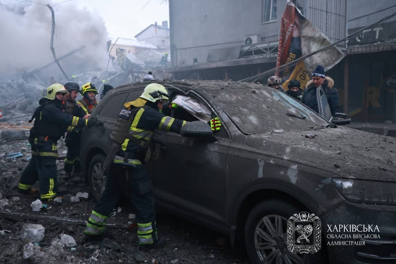 Росіяни вдарили балістикою по багатоповерхівці у центрі Харкова: багато постраждалих, серед них - немовля 1